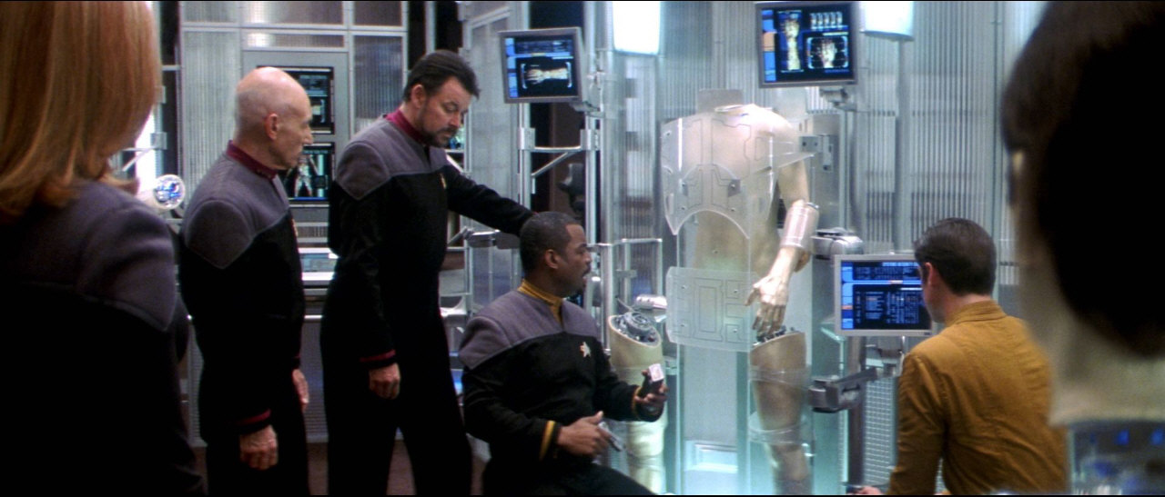 Zpět na lodi La Forge zjišťuje, že nalezený android, který se představil jako B-4, má stejnou vnitřní mechaniku jako Dat, ale není tak vyvinutý.
