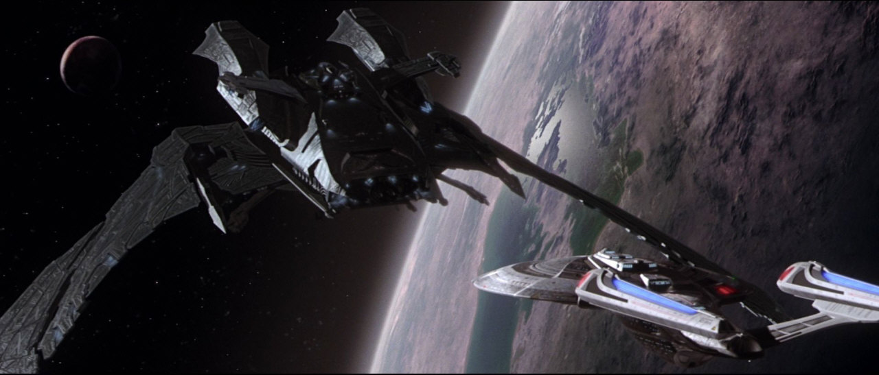Enterprise dorazí na stanovené souřadnice. Po sedmnácti hodinách se před ní odmaskuje obrovská bitevní loď Scimitar.