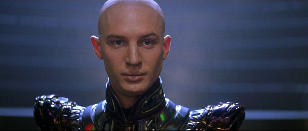 Shinzon poté zvýší intenzitu osvětlení a Picard s údivem zjišťuje, že se na něho dívá známá tvář.