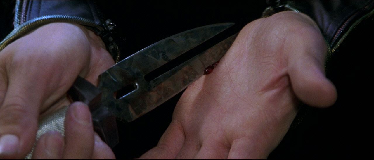 Shinzon se nakonec řízne nožem a podá ho Datovi.