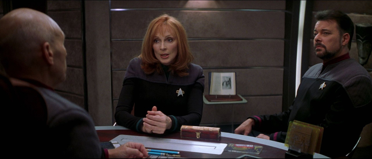 Dr. Crusherová zjišťuje, že kvůli chybnému klonovacímu procesu použitému k vytvoření Shinzona se začíná bortit jeho buněčná struktura. Na svou záchranu potřebuje Picarda, je tedy jisté, že bude pronásledovat Enterprise.