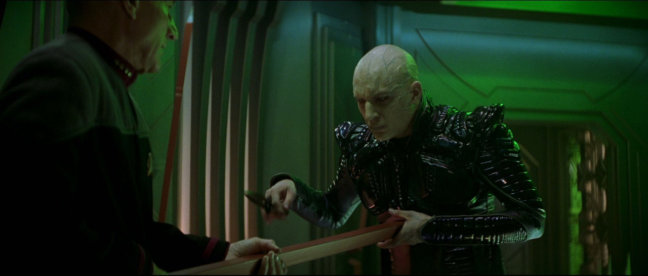 Picardovi se podaří zneškodnit posádku na můstku Scimitaru a svůj klon nabodnout na ostrý výčnělek poničené lodi. Nemá však už šanci dostat se odtamtud živý.