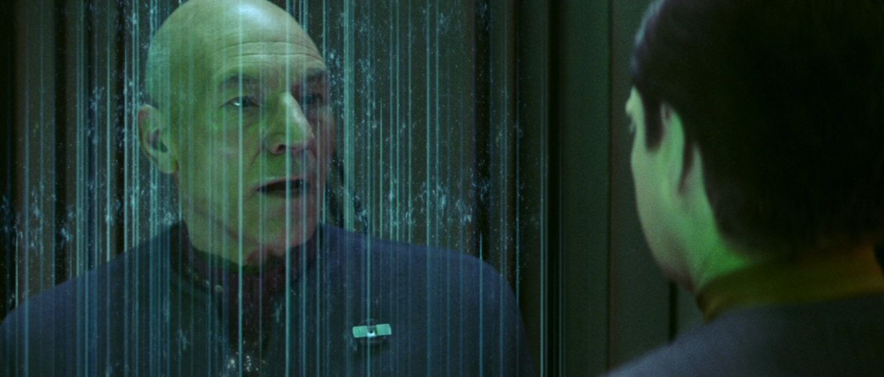 Náhle se však objeví Dat a připevní na Picarda své nouzové transportní zařízení. Než stačí Picard protestovat, je dematerializován.