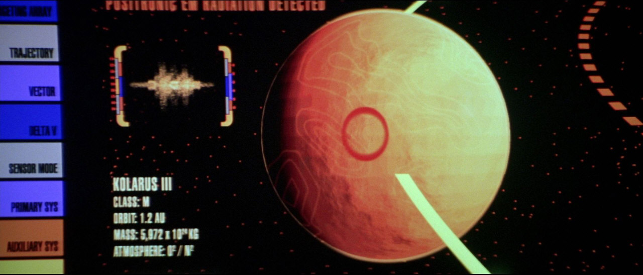 Po cestě si Worf všimne positronického signálu z pouštní planety Kolarus III. Picard nařizuje změnit kurz a provést průzkum.