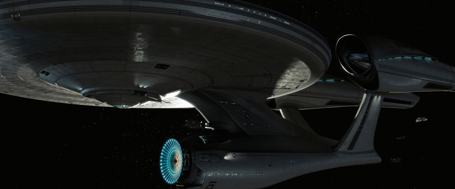 Kirkův raketoplán přilétá na USS Enterprise.