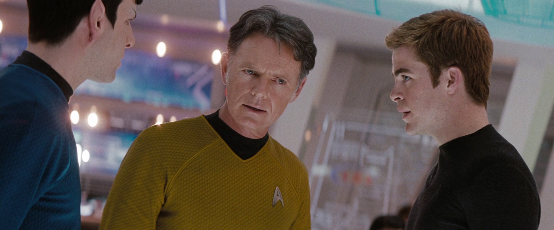 Kirk varuje kapitána, ať čeká léčku dávné nepřátelské lodi.