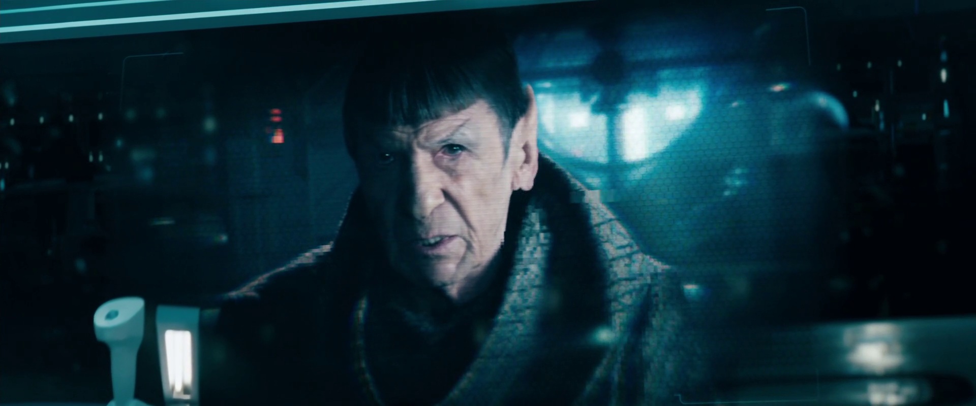 Mladý Spock kontaktuje starého Spocka a zjistí, že Khan je velmi nebezpečný.