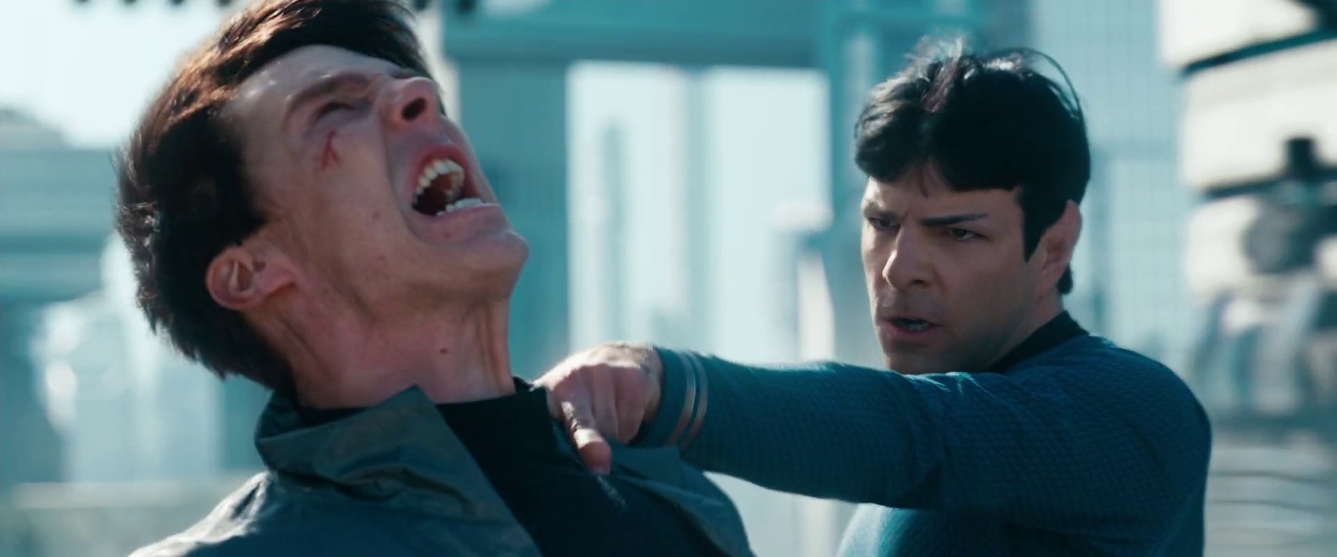 Khan havárii přežije, Spock se ho snaží zastavit, ale Khan se stále drží, nakonec pomůže Uhura.