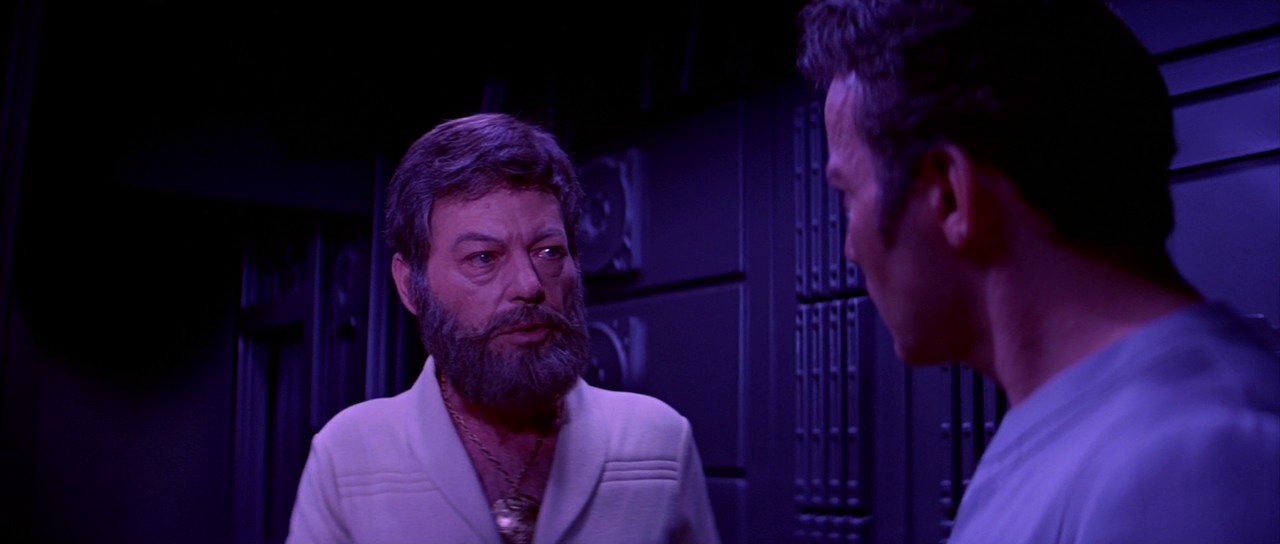 Admirál Kirk povolal na palubu i svého přítele dr. Leonarda "Kostru" McCoye