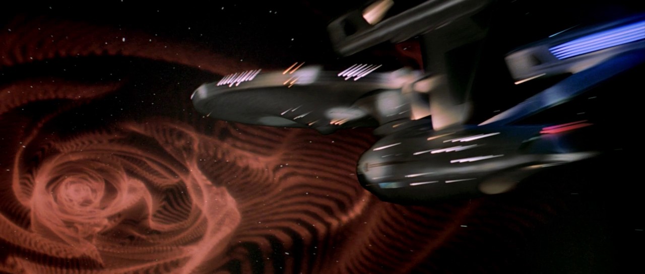 Při prvním zrychlení do warpu je Enterprise vtažena do červí díry