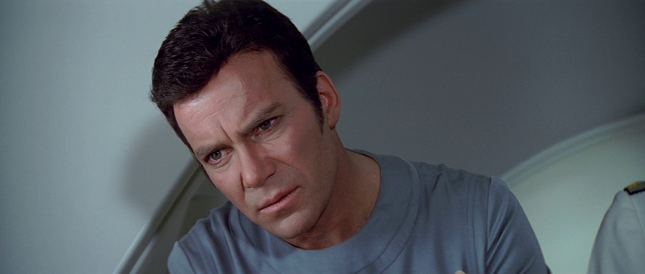 Admirál Kirk přemýšlí, jak energetické mračno ohrožující Zemi zneškodnit