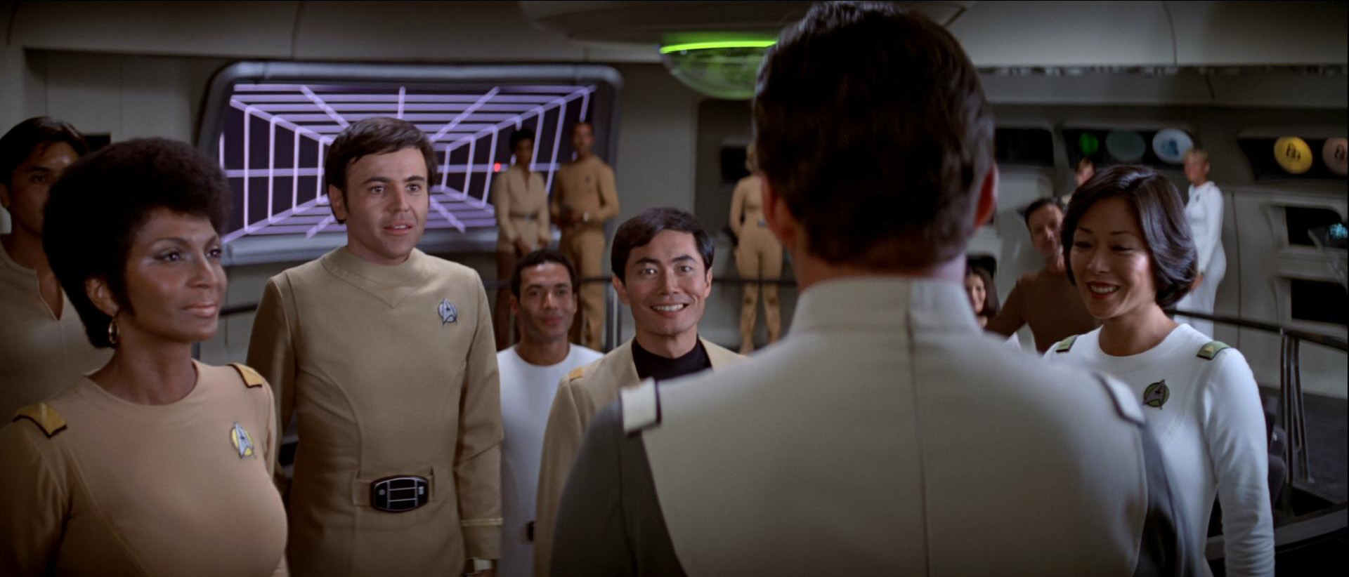 Posádka Enterprise vítá admirála Kirka