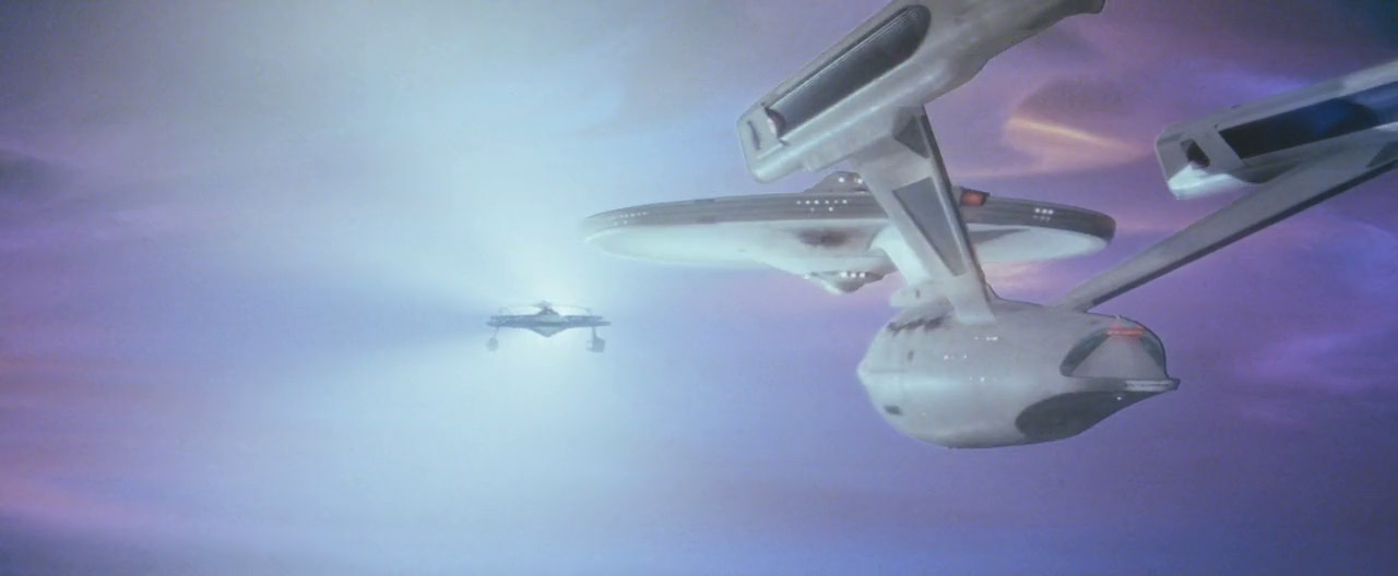 Nouzově opravená Enterprise se skrývá před Reliantem v mlhovině Mutara