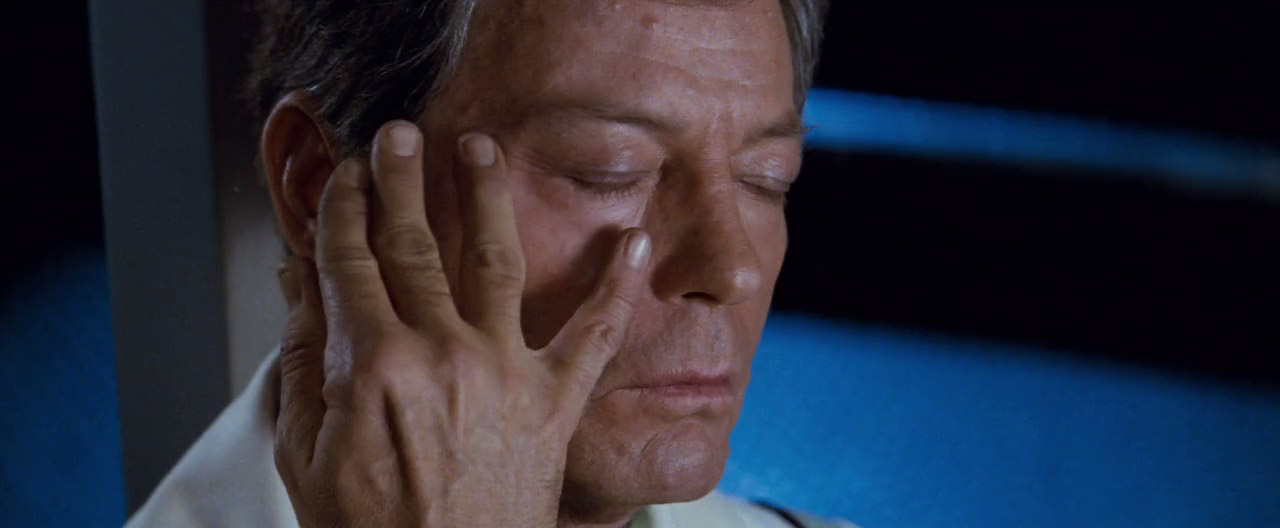 Spock přenáší svoji katru do McCoyovy mysli