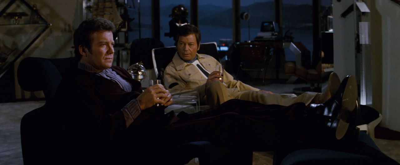 Deprimovaný Kirk v rozhovoru s dr. McCoyem, který mu přišel blahopřát k narozeninám
