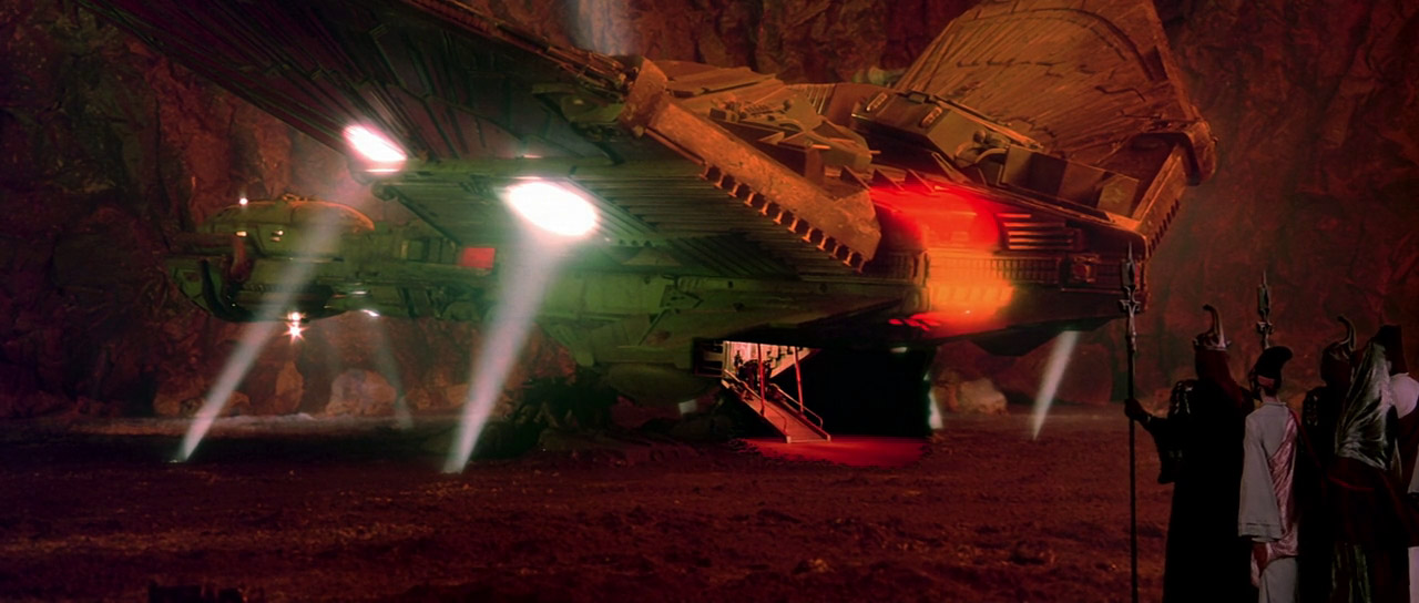 Přistání klingonské lodi s posádkou Enterprise na palubě na Vulkanu