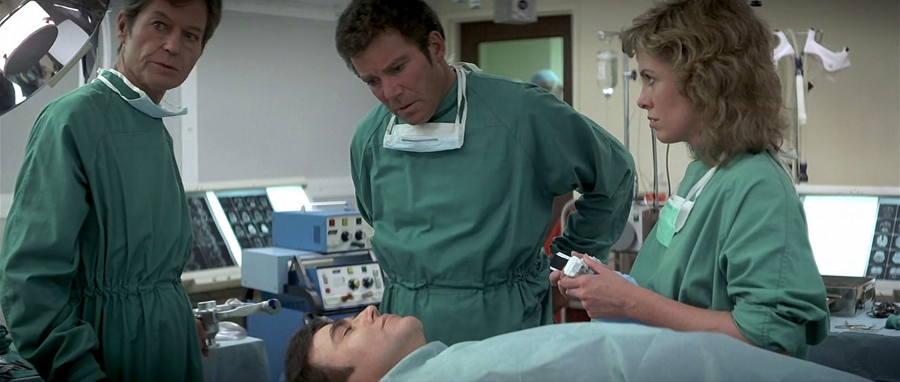 Gillian pomáhá McCoyovi a Kirkovi zachránit velmi vážně zraněného Chekova