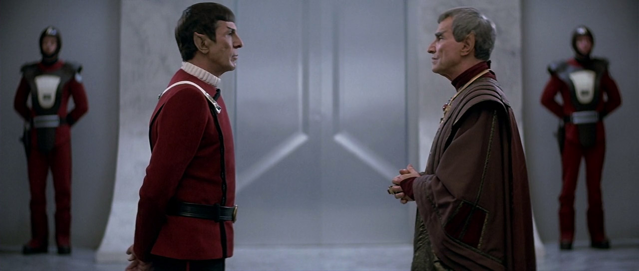 Spock se loučí s otcem před jeho odletem na Vulkan