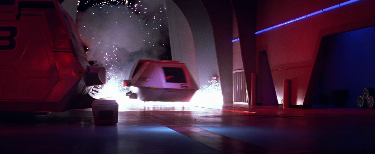Návrat raketoplánu pronásledovaného střelbou klingonské lodi