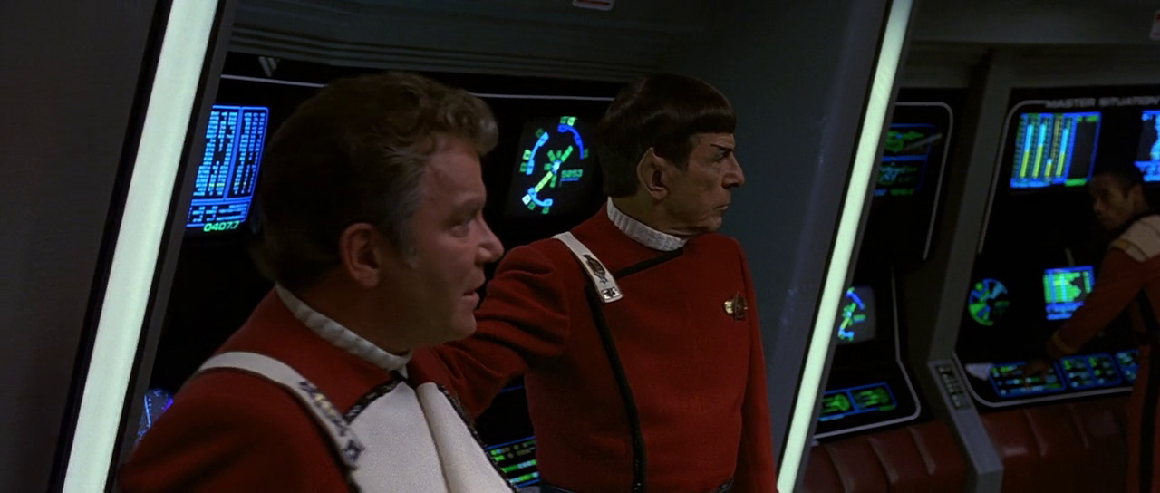 Kirk a Spock přemýšlí, kdo vlastně na klingonskou loď střílel