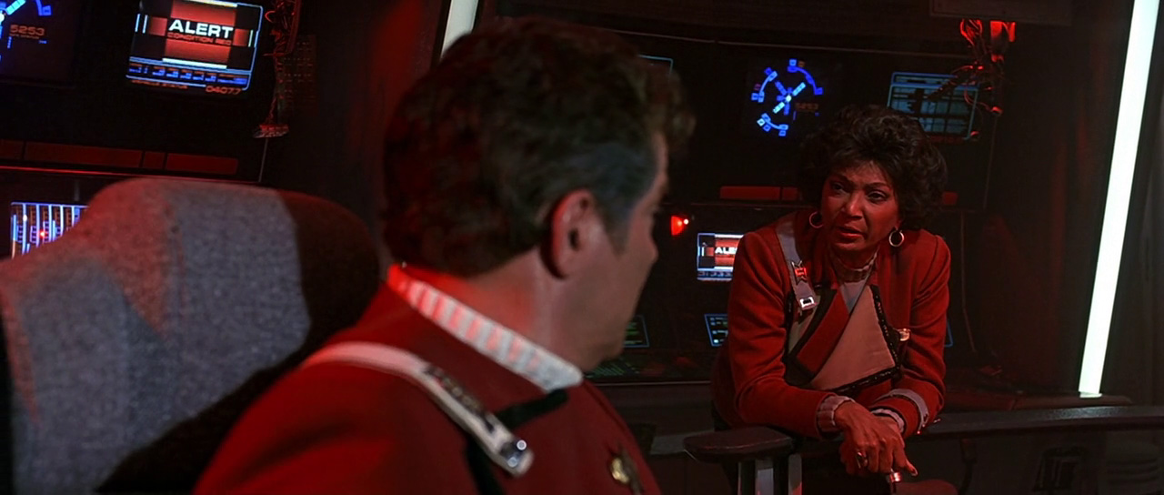 Chekov a Uhura přemýšlejí, jak odhalit zamaskovanou klingonskou loď