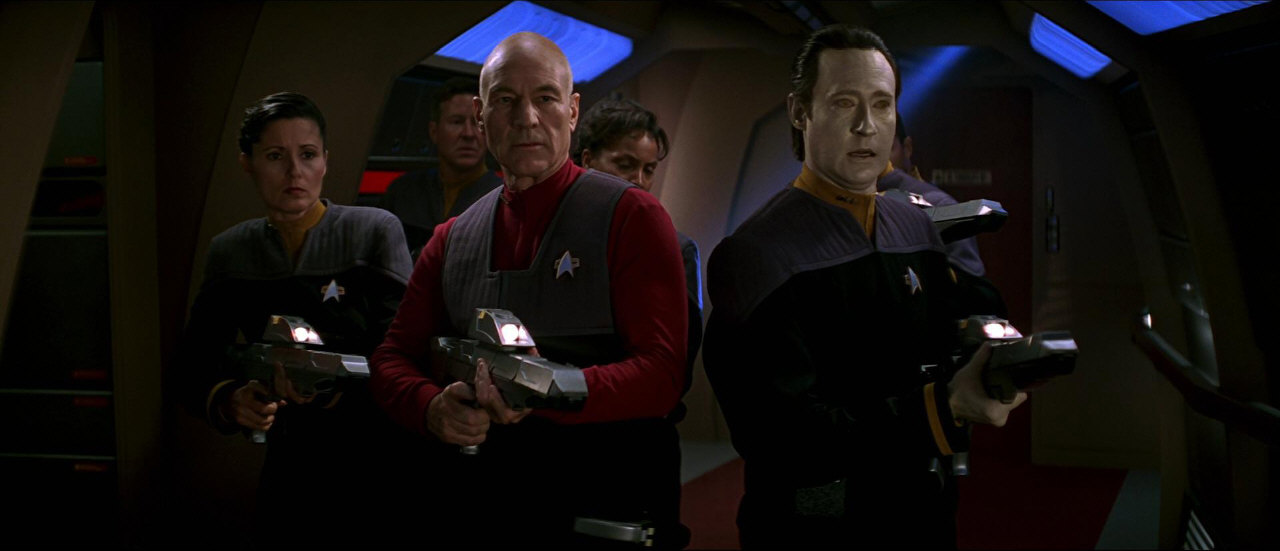 Picard a posádka na Enterprise zjistili, že se na loď transportovali Borgové.