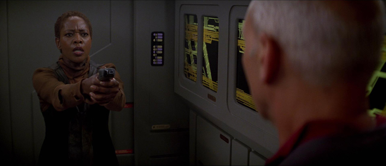 Zmatená Lily ohrožuje Picarda "paprskometem".