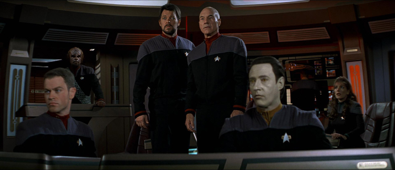 Posádka můstku vyslechla znepokojivé zprávy o pohybech Borgů.