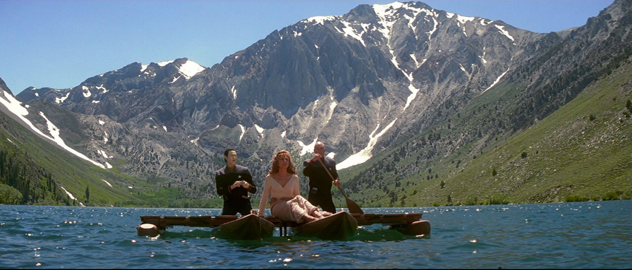Dat, Anij a Picard pádlují k neočekávanému objevu v jezeře.