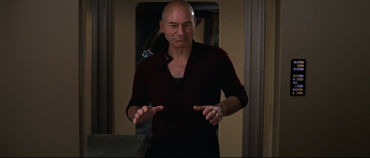 Po návratu na Enterprise zažívá Picard příliv energie.