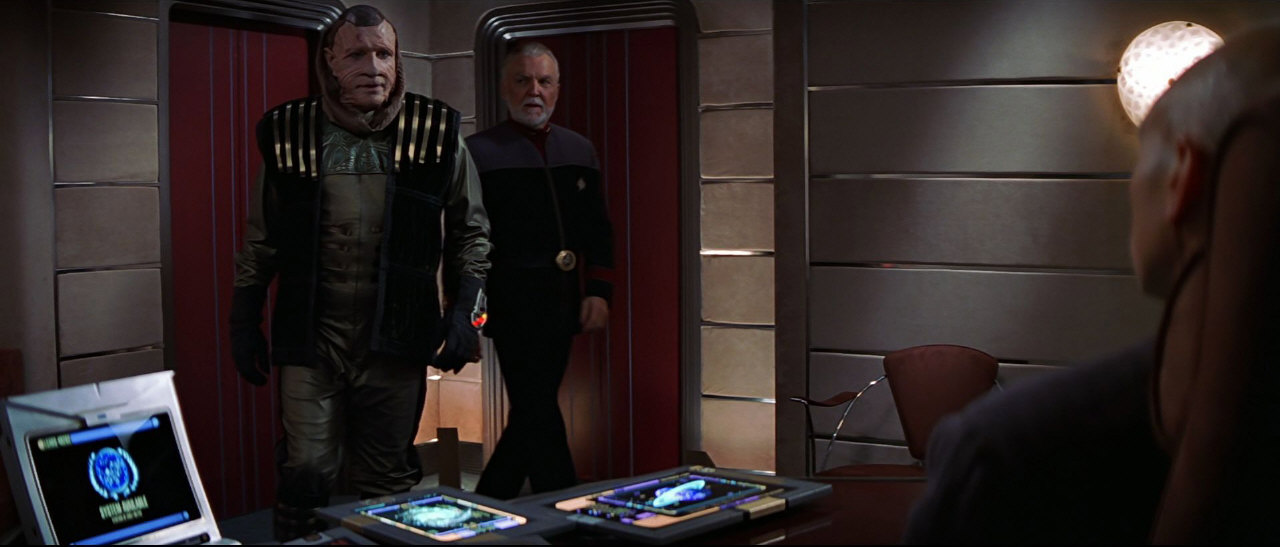 Ru’afo a admirál Dougherty vyžadují, aby Enterprise odletěla.