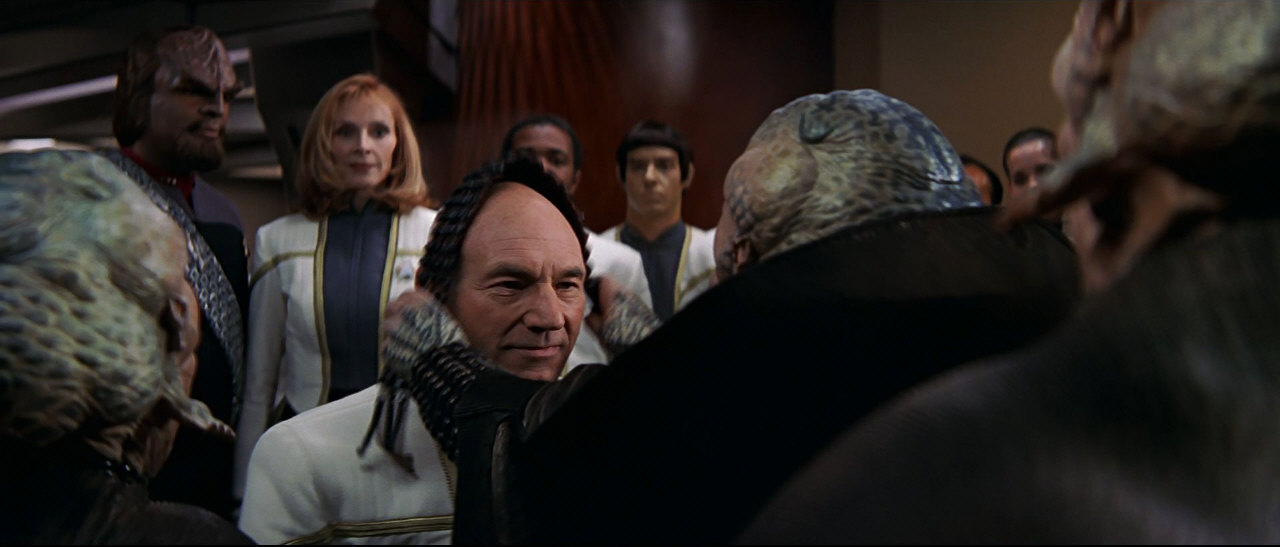 Kapitán Picard na Enterprise-E při slavnostní recepci