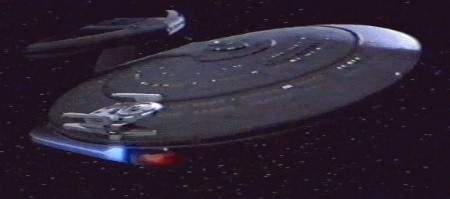 Třída Nebula, v popředí výzkumná loď třídy Oberth