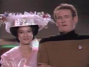 Poručík Miles O'Brien s manželkou Keiko (2367)