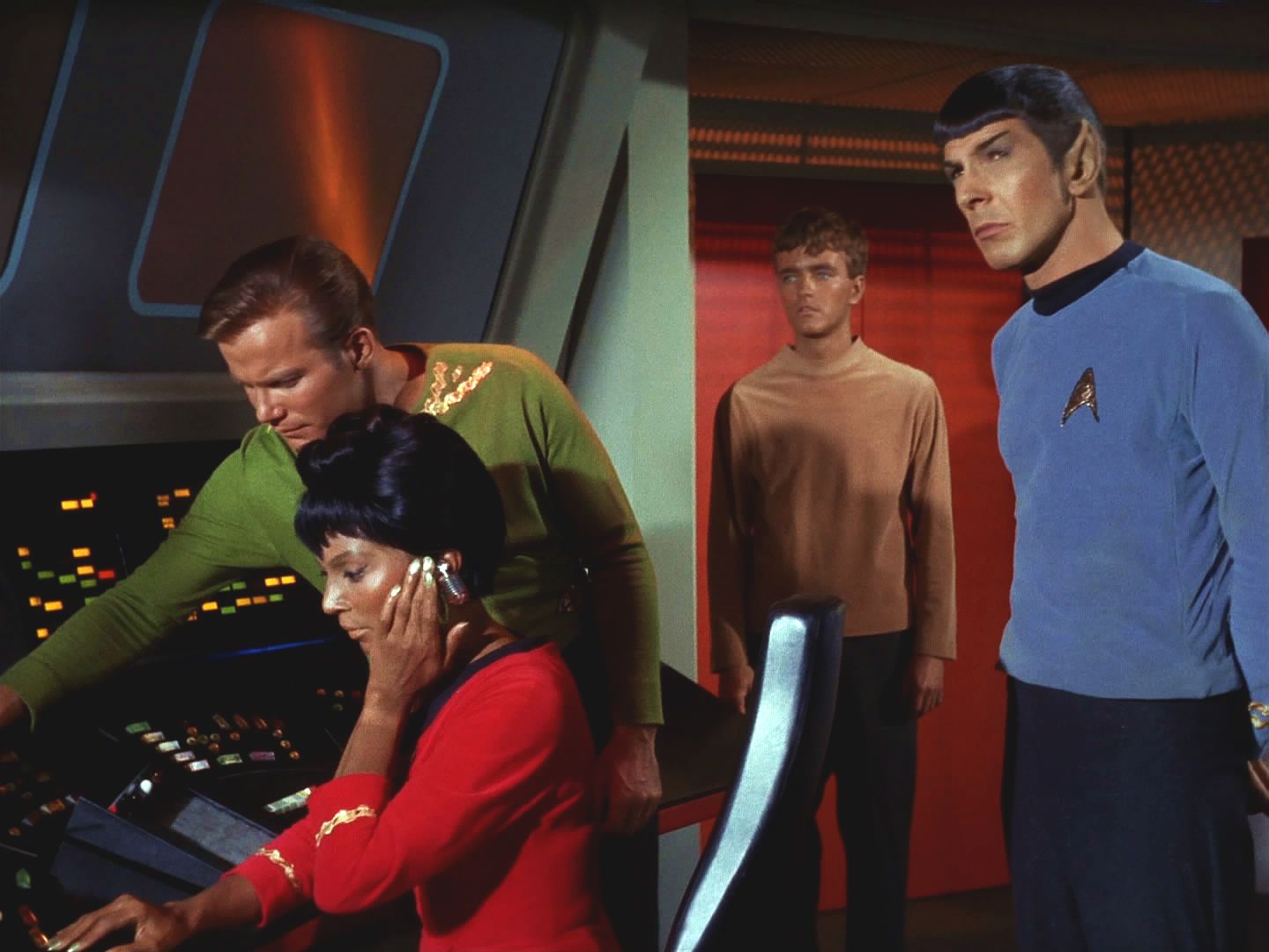 Uhura přijímá volání z Antares, bohužel ve chvíli, kdy Charlie přišel na můstek. Kapitán Ramart stačil říct pouze "Musíme vás varovat…". Dálkové senzory odhalí už jen pole trosek.