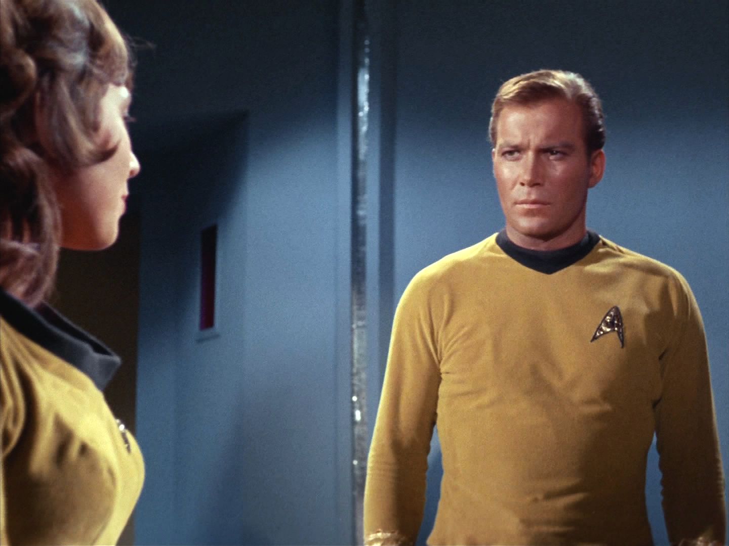 Kapitán ještě zašel vyjádřit účast Angele, která truchlí nad ztrátou milovaného muže. Ujišťuje ji, že jeho smrt měla smysl. Pomohl zachránit přes 400 životů na Enterprise.