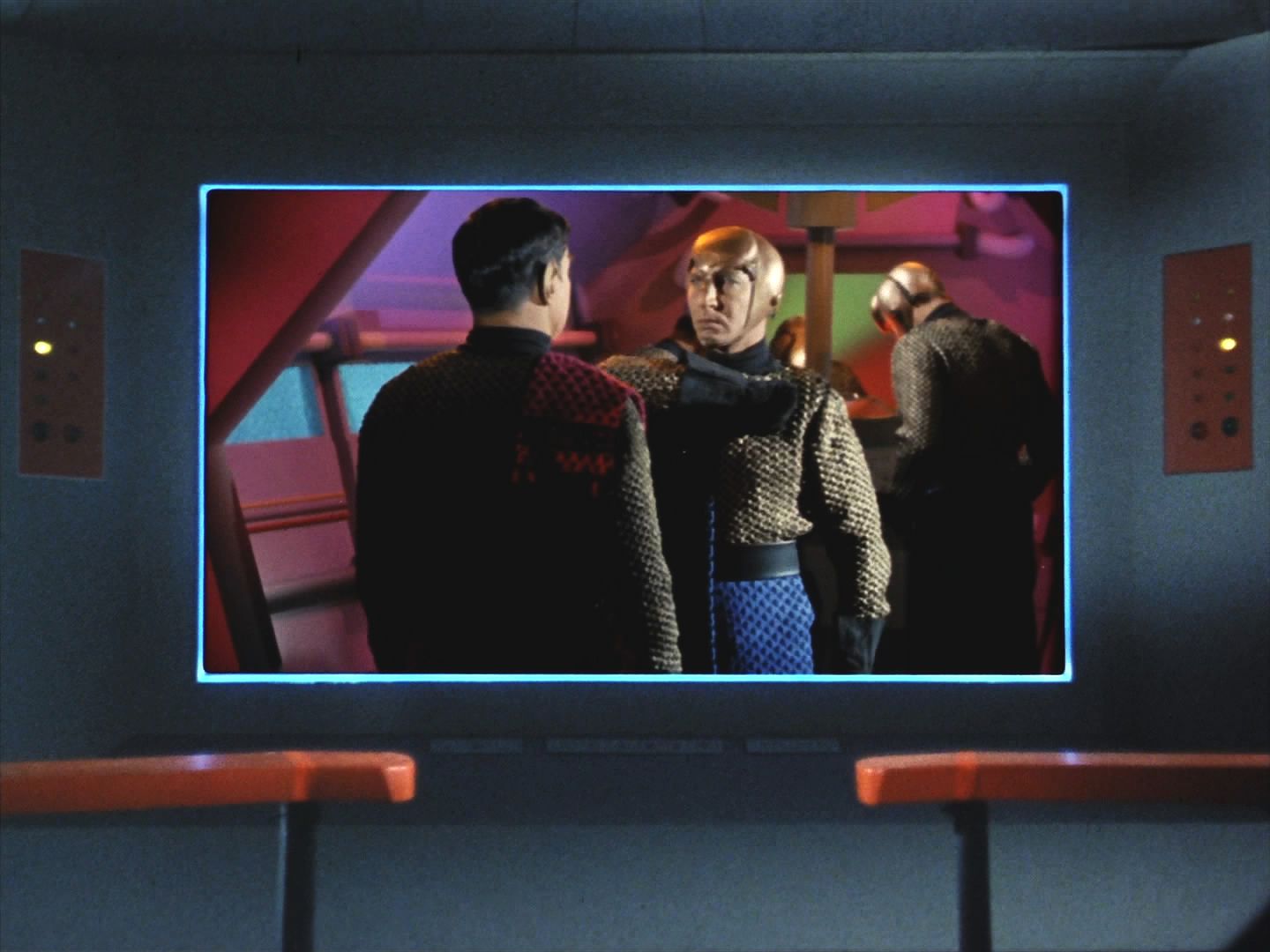 Romulanská loď nečekaně přeruší radiový klid, a tak je možné nejen ji přibližně lokalizovat, ale dokoce získat vizuální signál. Lidé poprvé spatřili Romulany - a vypadají jako Vulkanci,…