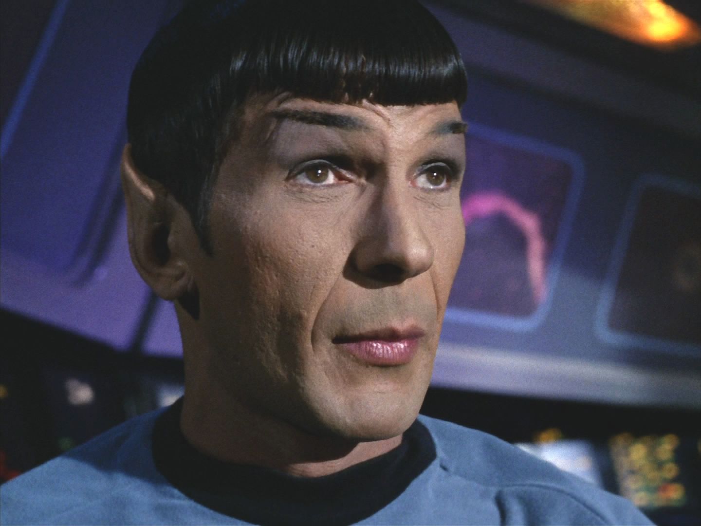 …což Spock komentuje typickým pozdvižením obočí. Cílem je nyní zabránit Romulanům v návratu do jejich prostoru a zničit je.