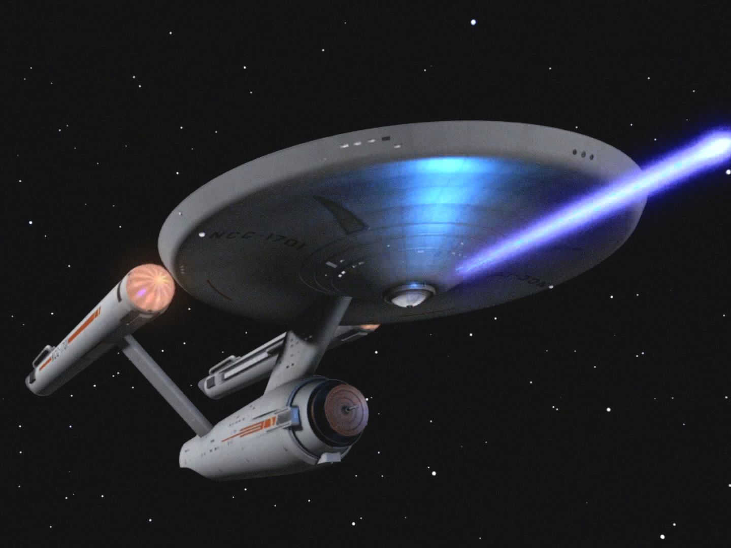 Enterprise střílí na maskovanou loď a jedna dávka z phaserů se trefí a Romulany poškodí. 