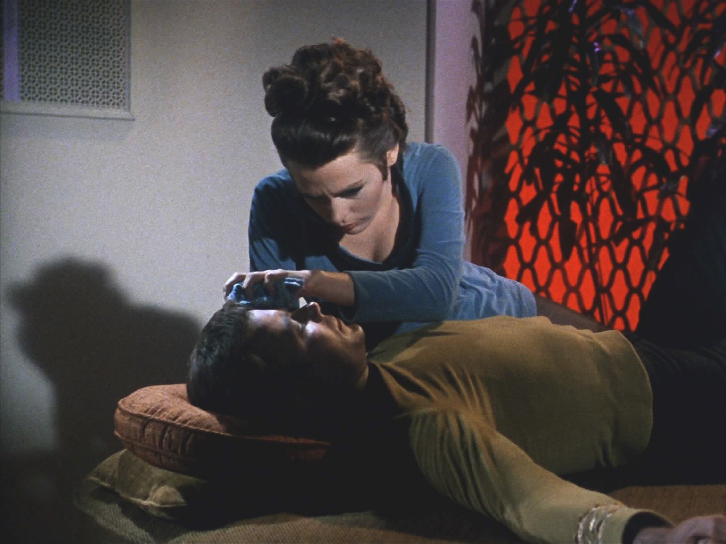 Účinek seance má naštěstí omezené trvání a Kirk si zase na vše vzpomene. Potřebují se spojit s Enterprise, k tomu je ale nutné nejprve vypnout tlumicí štít.