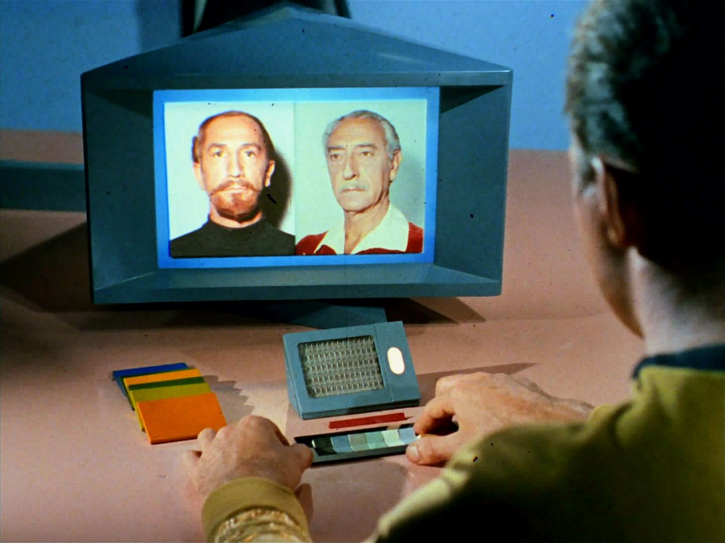 Kirk mu nevěří, po masakru se přeci našlo Kodosovo ohořelé tělo. Přesto na Enterprise začíná pátrat. Kodos z roku 2246 by klidně mohl být shakespearovský herec Anton Karidian.