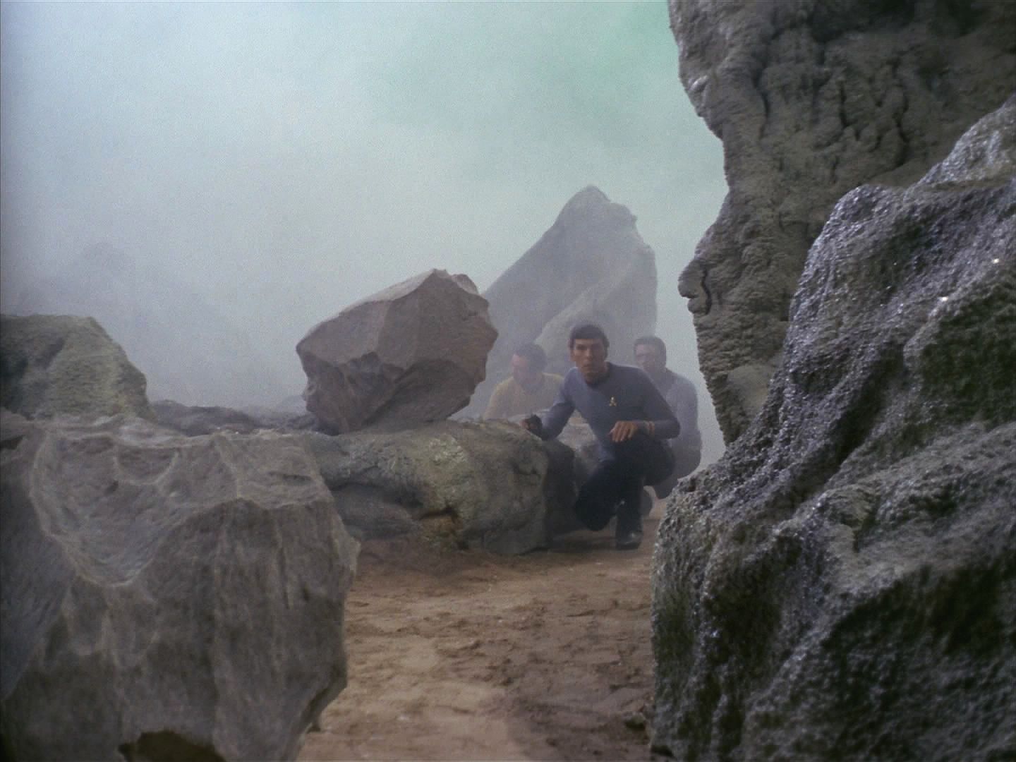 Spock, který výsadku velel, nechal Scottymu opravy a šel vyzkoumat, co se stalo. Zjistili, že na planetě žijí obrovští primitivní humanoidi. Spockův logický přístup výsadek víc než irituje.