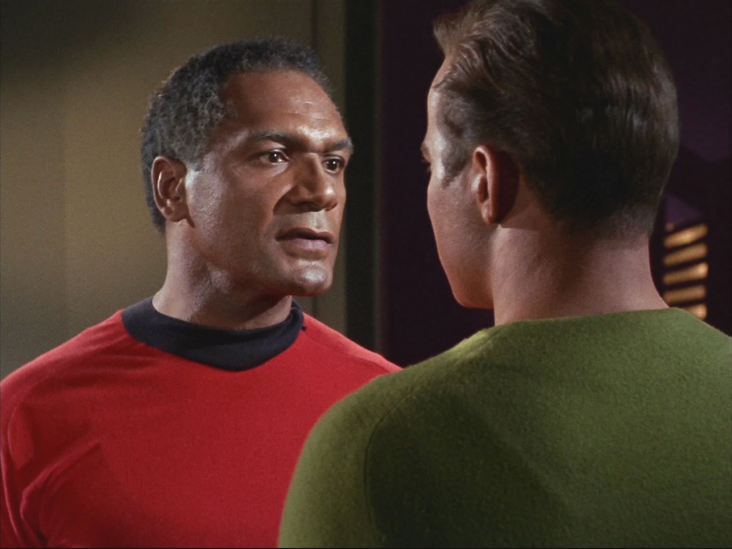 Komodor Stone je ochoten věc ututlat, pokud bude Kirk souhlasit s tím, že se vzdá služby na vesmírné lodi. Kirk odmítá a požaduje okamžité vyšetření a soud.