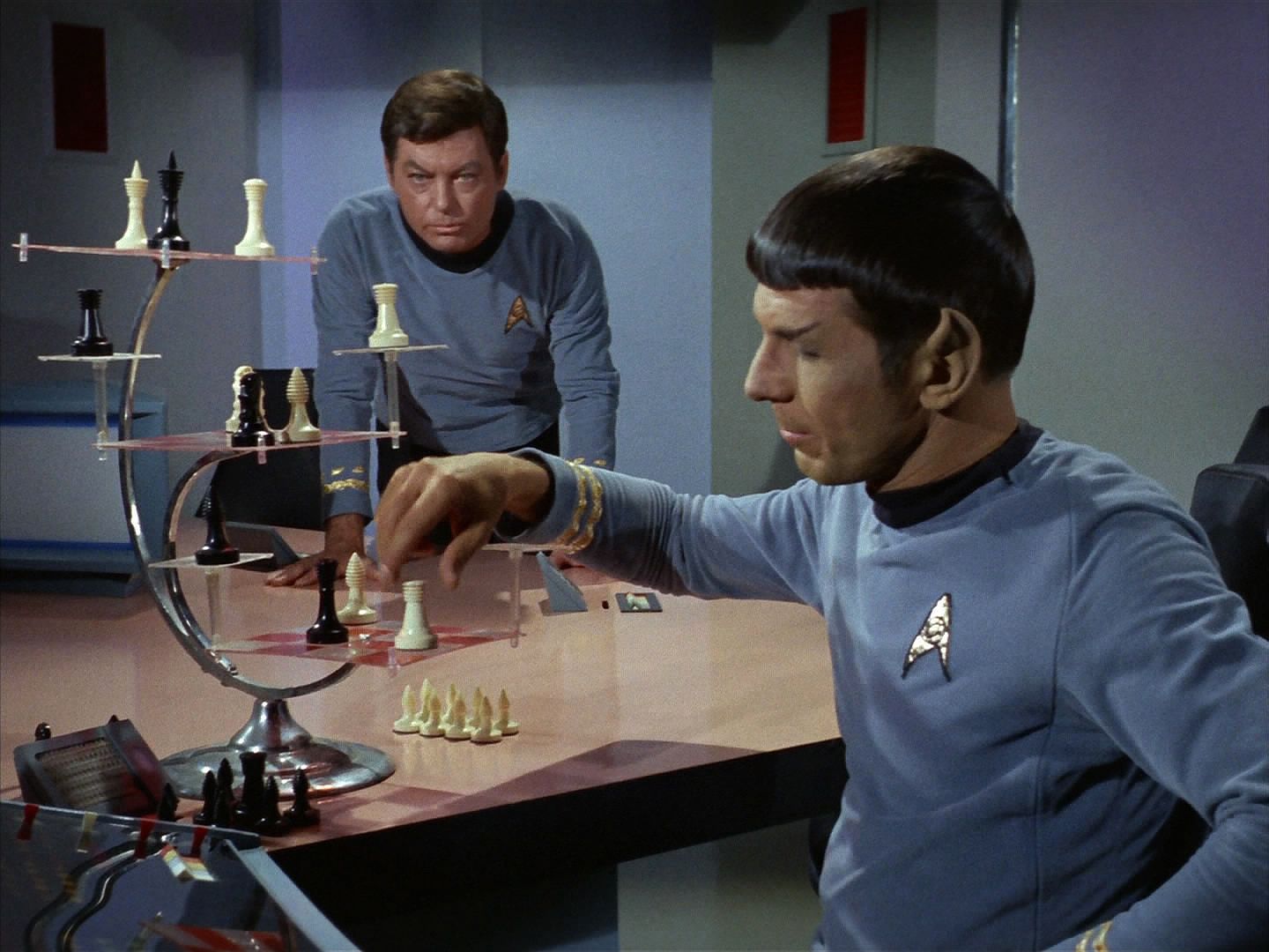 Doktor je bez sebe, když vidí Spocka hrát šachy. Ten si ale uvědomil, že s počítačem musel někdo manipulovat. Vyhrál proti počítači pět partií za sebou, což je naprosto nemožné.