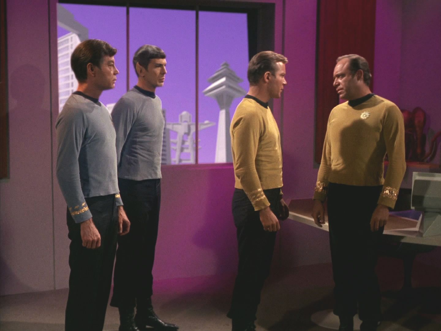 Na hvězdnou základnu 11 přiletěla Enterprise, protože Spock přijal zprávu, že se má co nejrychleji dostavit. Komodor Mendez i kapitán Kirk jsou zmateni, o zprávě není záznam.