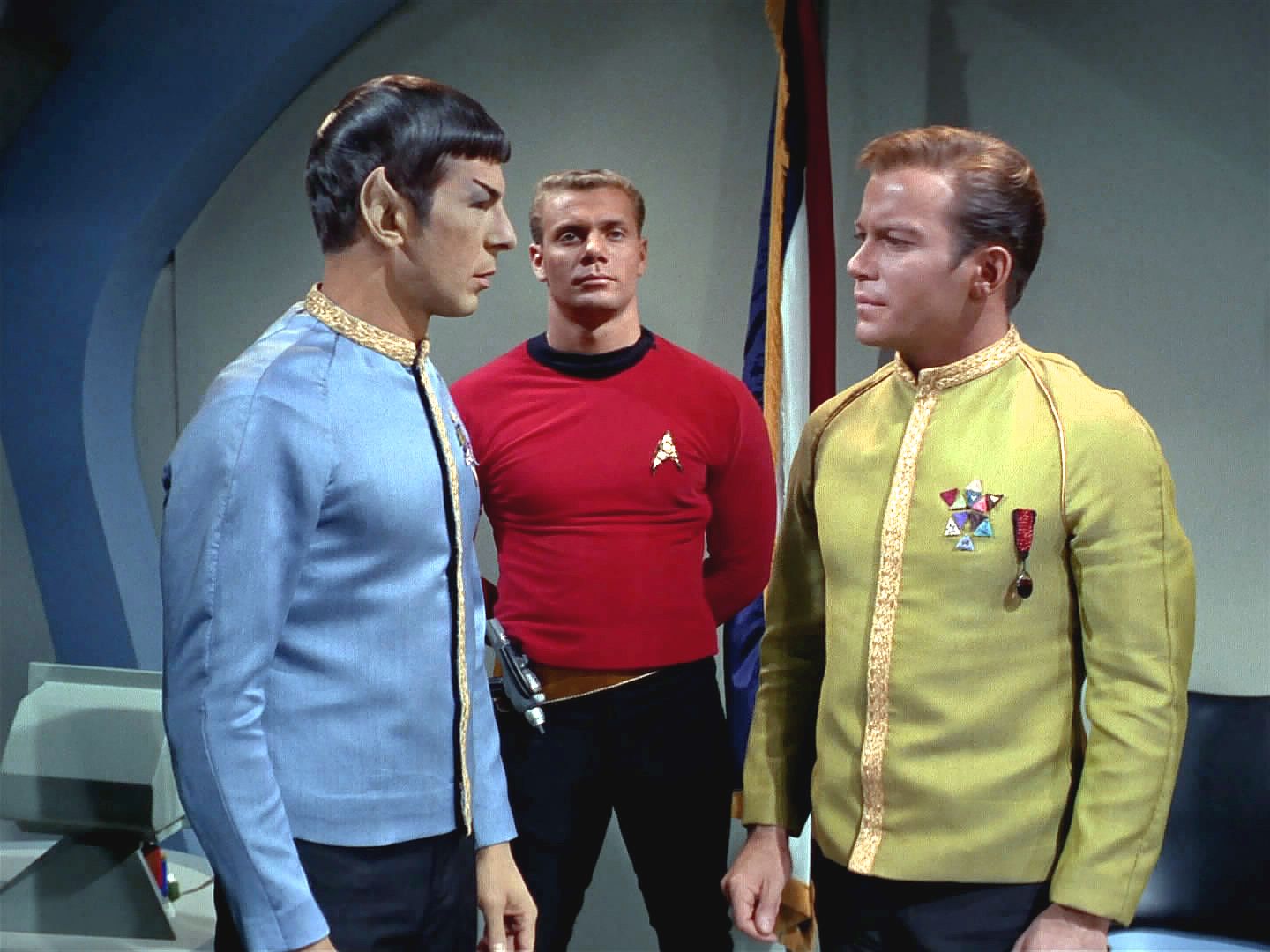 Komodor okamžitě vysílání přeruší a chce loď obrátit zpět k základně. Spock naléhavě žádá Kirka, aby jemu a zejména kapitánu Pikeovi umožnil doletět na Talos IV.