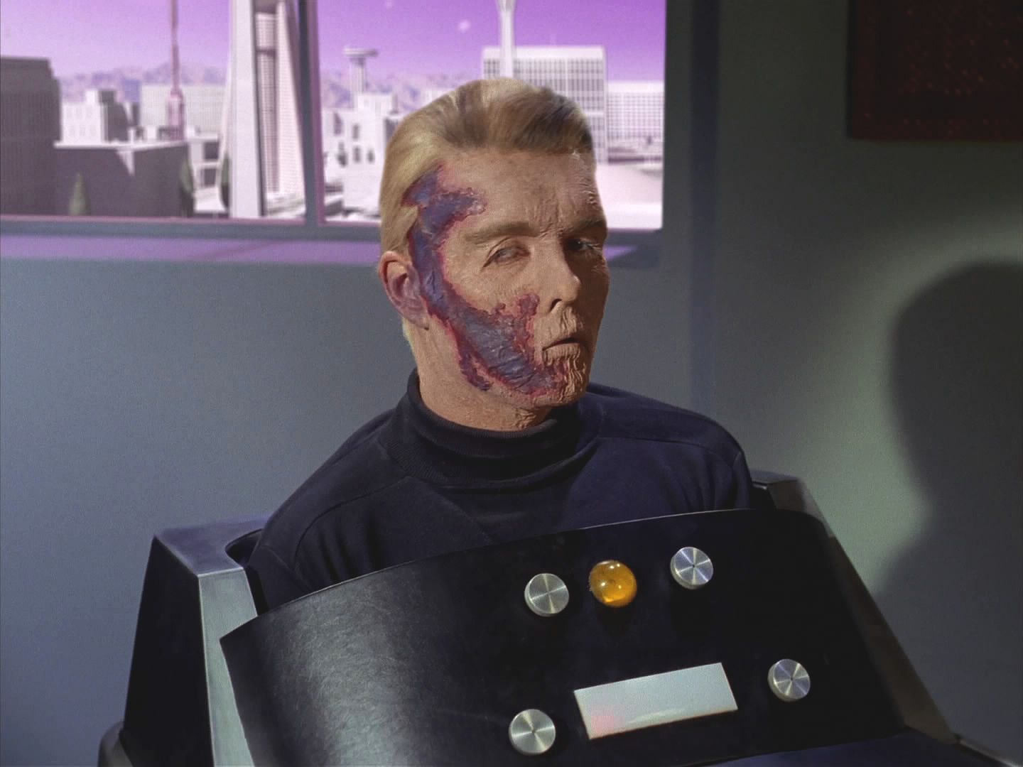 Komodor se domníval, že přiletěli navštívit zcela ochrnutého kapitána Pikea, který je zde hospitalizován. Ale Kirk o tom ani nevěděl. 