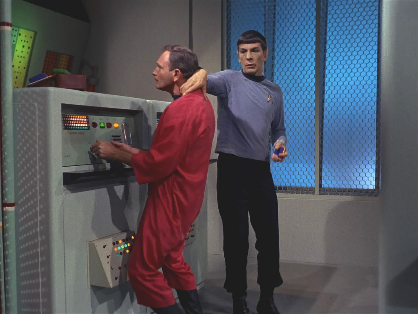 Spock čaruje s počítači, hlášeními a hlasy a zmanipuluje situaci tak, že Enterprise odlétá s kapitánem Pikem a doktorem McCoyem na palubě, zatímco Kirk zůstal na základně.