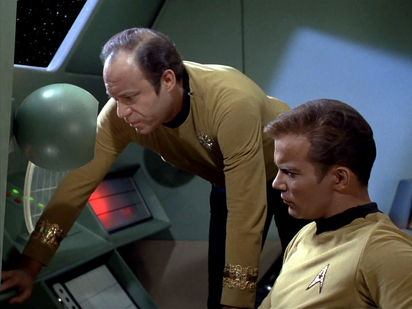 Kirk a Mendez se jali stíhat Enterprise v raketoplánu. Teprve když se dostanou za bod, odkud není návratu kvůli nedostatku paliva i kyslíku, vezme je Spock na palubu.