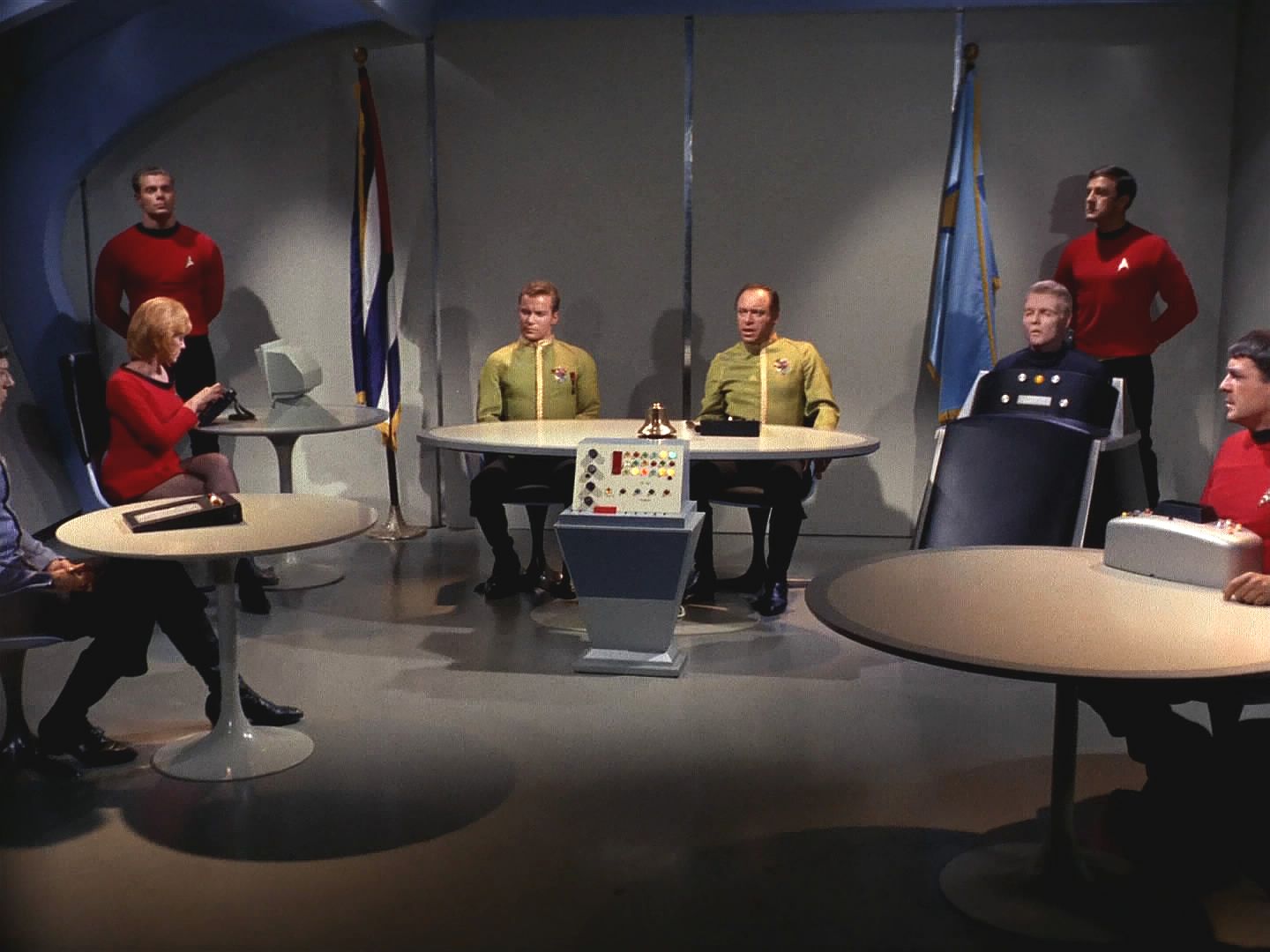 Spock ještě před jejich příchodem přikázal své zatčení. Nyní požaduje okamžitý vojenský soud za vzpouru a zradu. Třetím potřebným vysokým důstojníkem bude kapitán Pike.